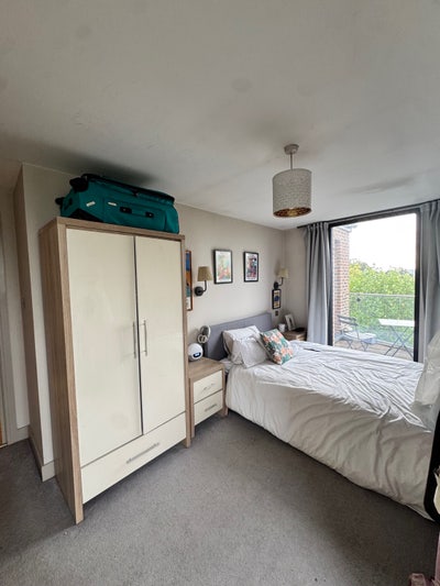 Gorgeous double room in modern Streatham hill flat Main Photo