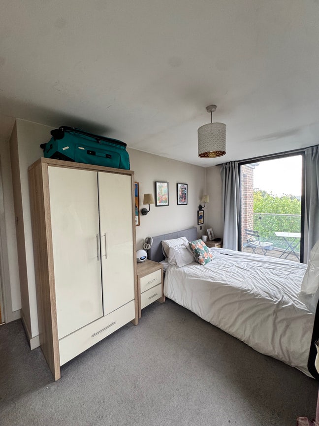 Gorgeous double room in modern Streatham hill flat Main Photo