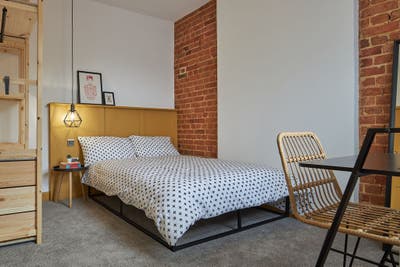 30BR | Designer outlet | Train St | Dbl | Ensuite  Main Photo
