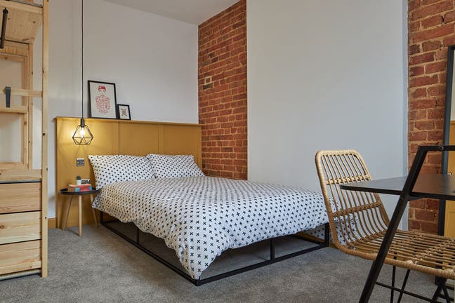 30BR | Designer outlet | Train St | Dbl | Ensuite  Main Photo