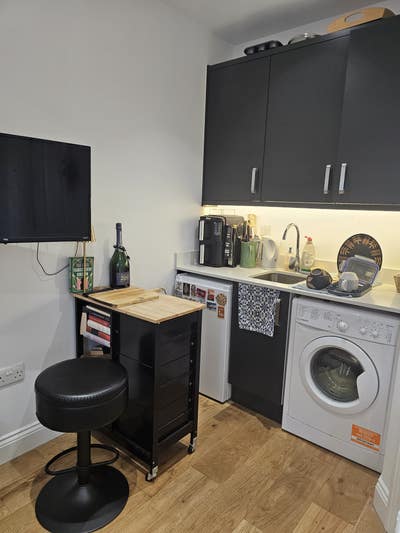 Modern & Bright Studio with Parking - Incl Bills Main Photo