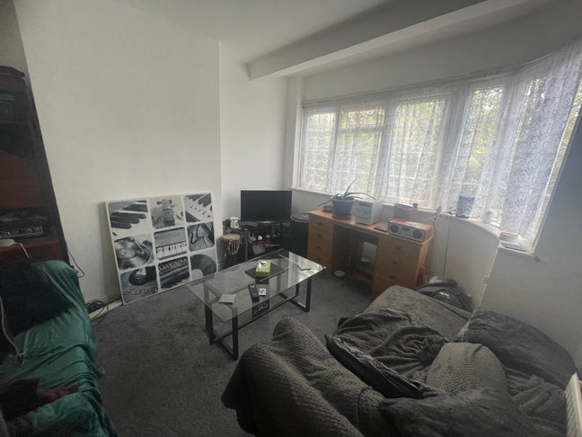  Furnished room available - Great transport & amen Main Photo