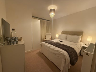 Contemporary Double Room + Private Bathroom Main Photo