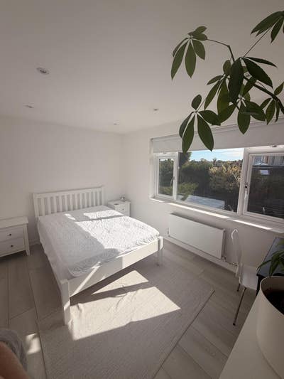 Fully furnished double room on leafy street Main Photo