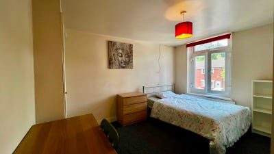 Move in Same Day! Double Room - Safe & Secure Main Photo