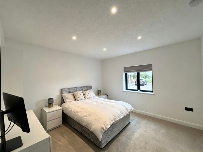 Double Bedroom & Private Lounge In Family Home Main Photo