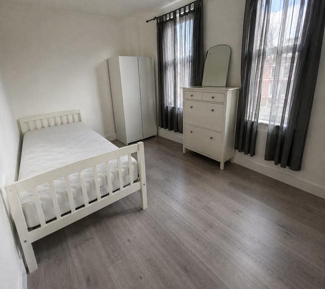 Spacious Ensuite Room in Kilburn High Road Main Photo
