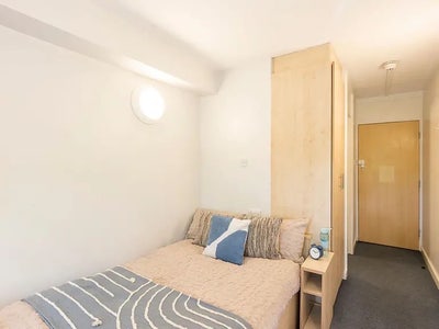 Tenancy Takeover of a room in a 6-bedroom Flat Main Photo