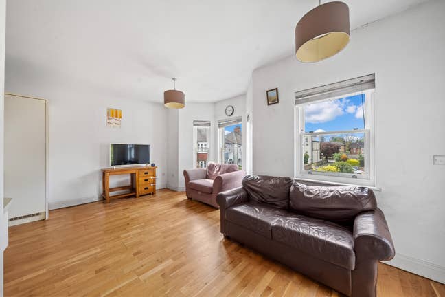 2 Bed Apartment with Balcony in East Croydon Main Photo