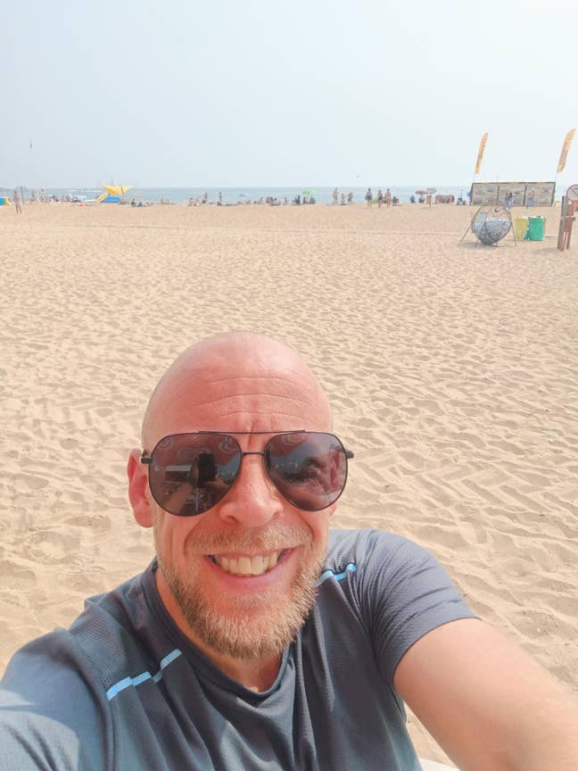I am a professional male  aged 41 working 5 n... Main Photo