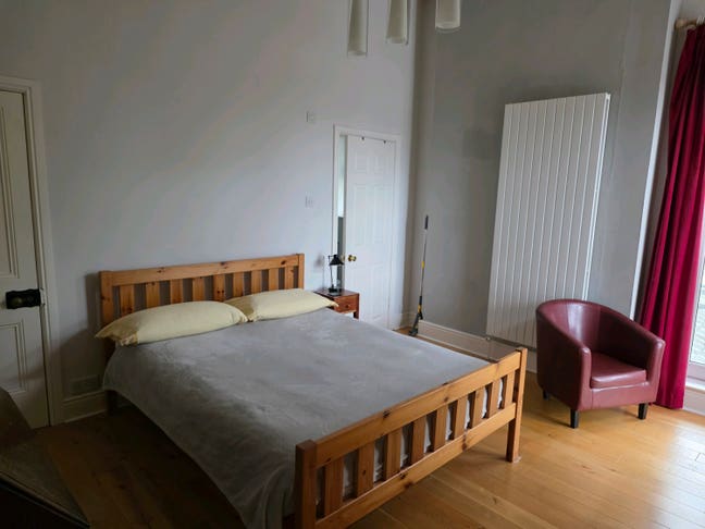 Spacious ensuite double bedroom in quiet village Main Photo