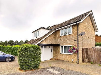 Spacious 3-Bedroom Detached Corner House Main Photo