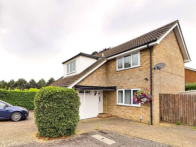 Spacious 3-Bedroom Detached Corner House Main Photo