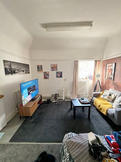 Guardianship: 1 Room in 9Bed Commercial Property  Main Photo