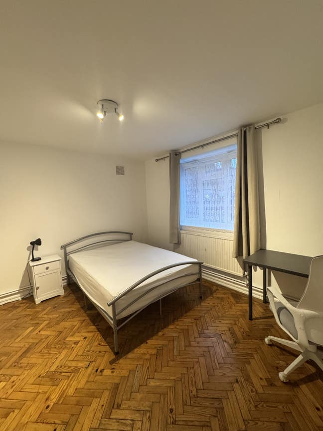 Spacey double room,friendly flat, Shepherd's Bush Main Photo