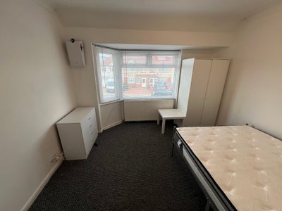 Heathrow double room for rent Main Photo