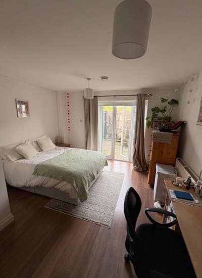 Large double room in a friendly house share  Main Photo