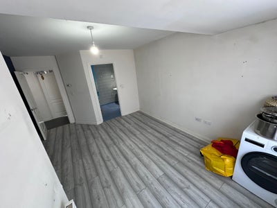 Two Spacious Rooms in Large MK8 House Main Photo