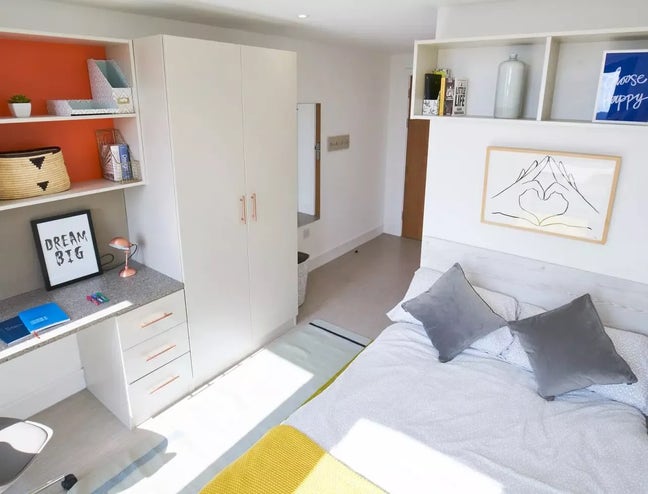 Classic Plus ensuite – The Lantern – &pound;171pw Main Photo