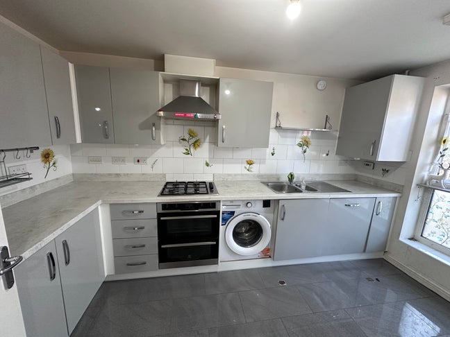 Spacious 4 Bed House, En-Suite, Parking & Garden Main Photo