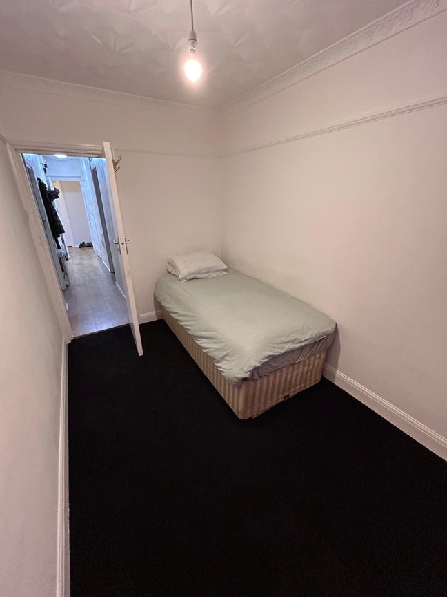 ,Single room for rent &pound;450 bills included  Main Photo