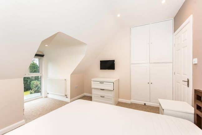 Large Double room available, all bills included Main Photo