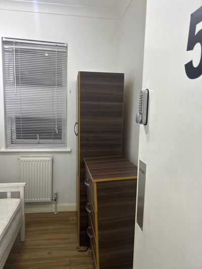 Single Room to let in grays  Main Photo