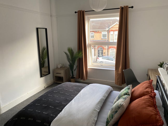 Lovely, big room, 2 mins from shops/buses, parking Main Photo