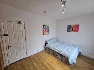 Nice Double Room in shared House Main Photo