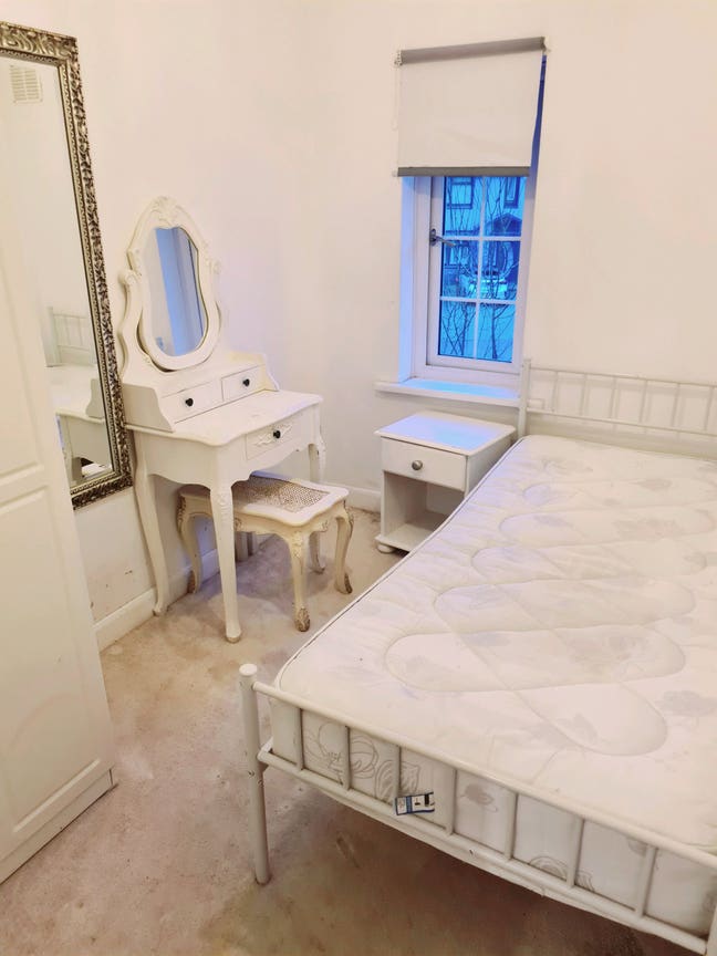 Box room available close to QA & M27 Females only Main Photo