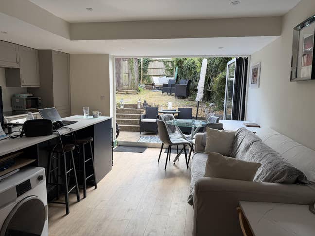 Double room next to own bathroom w/fitted Wdrobes Main Photo