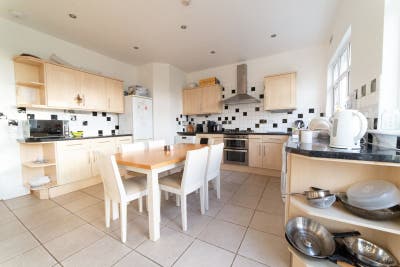 A spacious double room near Acton Town Main Photo