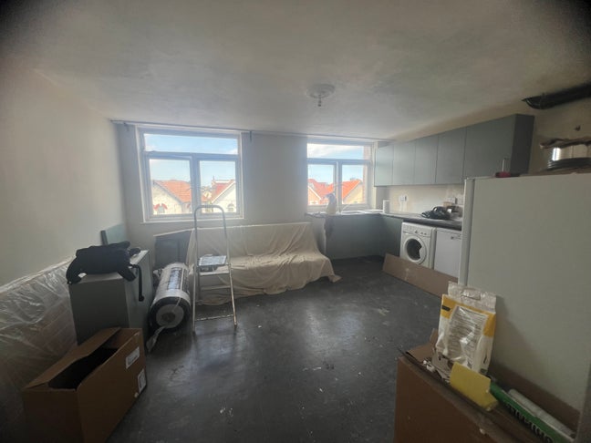 3 Bed Flat To Rent  Main Photo