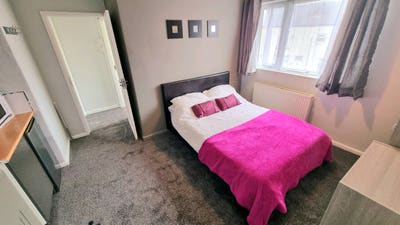 Couples ensuite studio near Bolton Hospital Main Photo