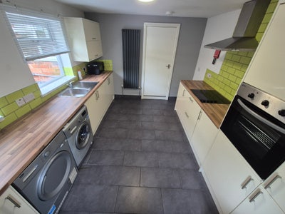 4 bedroom house Main Photo