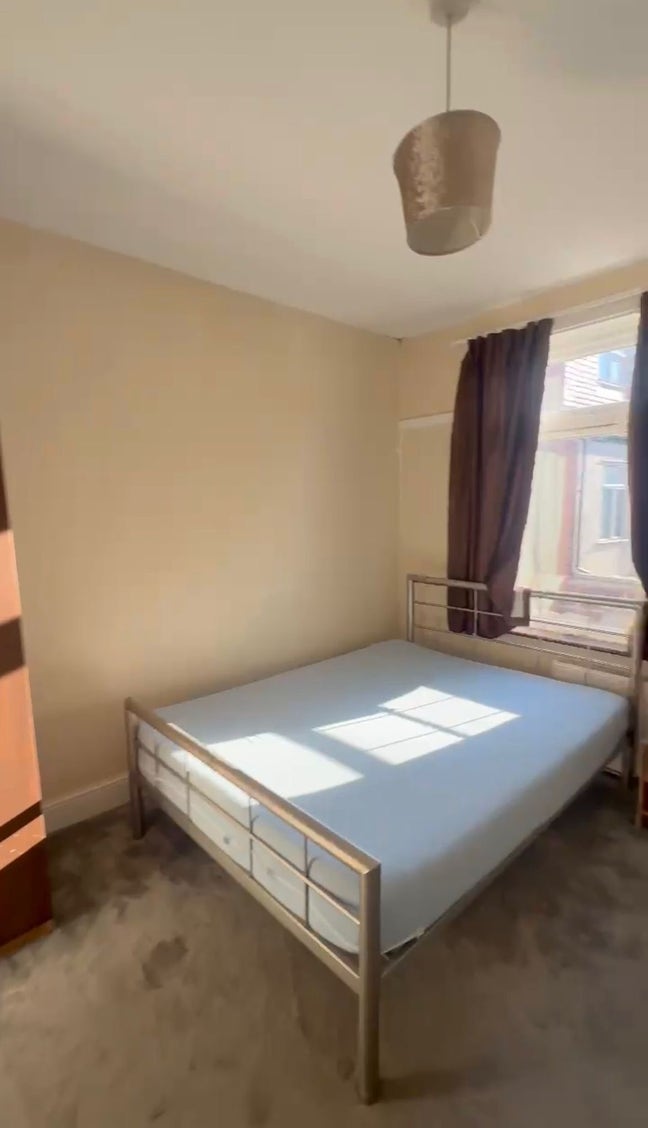 2 spacious double bedrooms available  Main Photo
