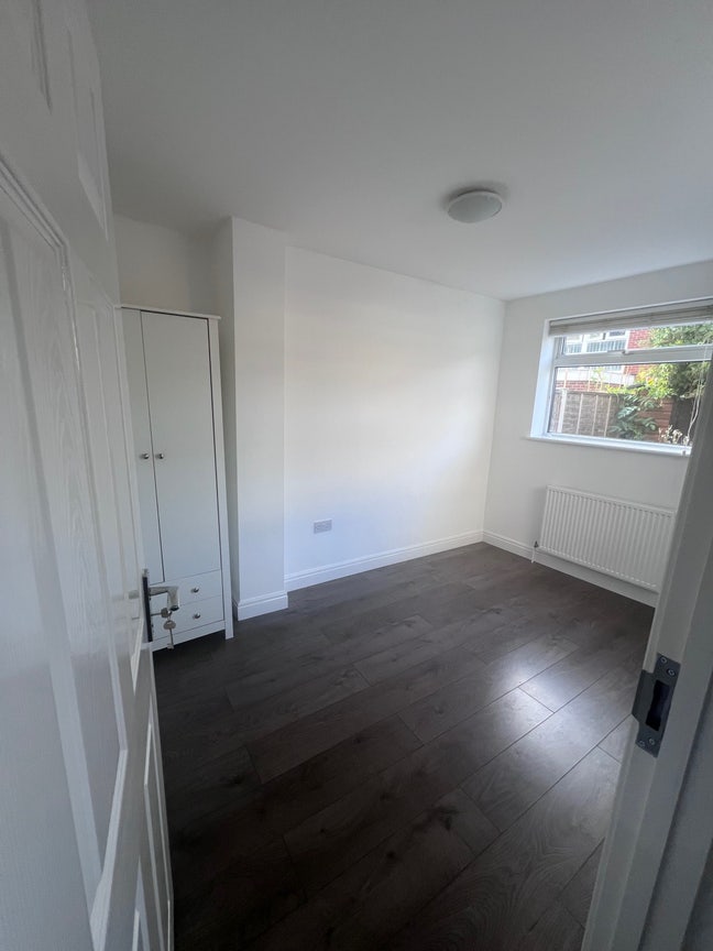 Large Single Room |Bill Included |5min to Station Main Photo