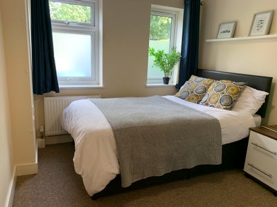 Spacious double room 👍 Woking with sunny garden Main Photo