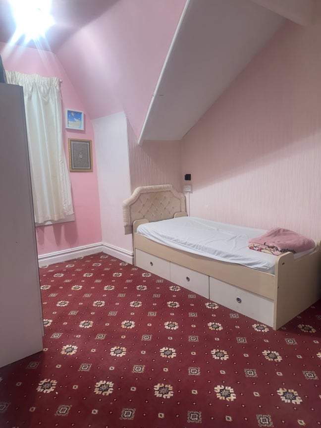 2 rooms available for female students only!  Main Photo