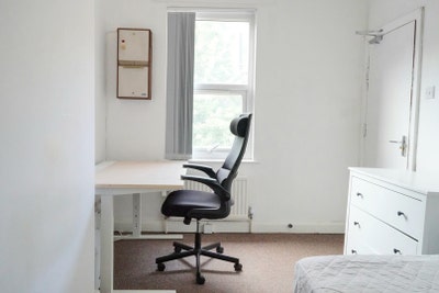 4-Bed House – Rooms Available & Groups Welcome Main Photo