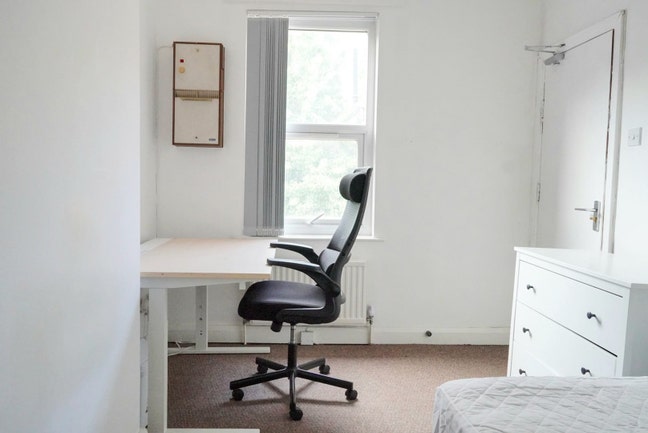 4-Bed House – Rooms Available & Groups Welcome Main Photo