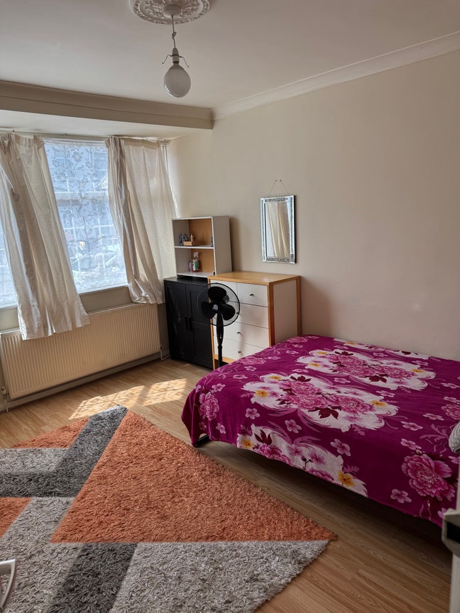 Double room available in East Ham for a woman  Main Photo