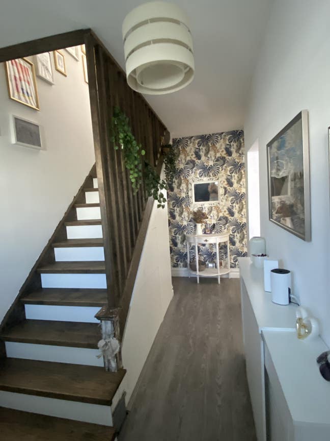 Room in a family home  Main Photo