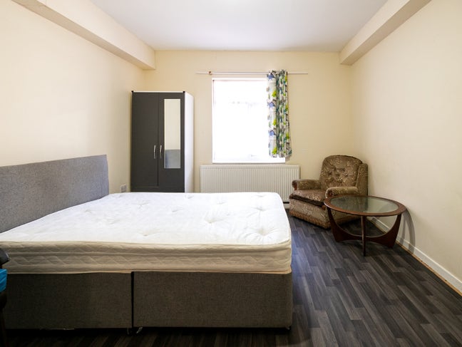 Double and couple rooms available Staines Rd, Main Photo