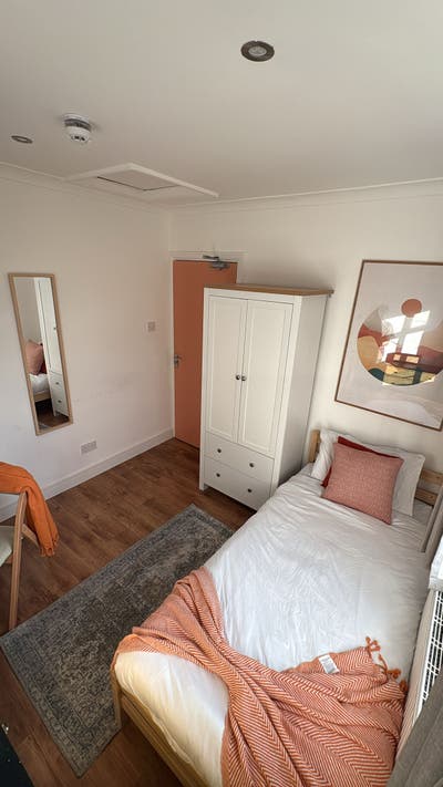 🔑 Modern & Cozy Room with Dedicated Workspace 🏠 Main Photo