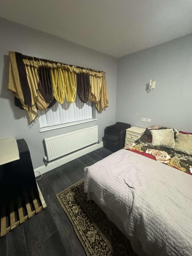Large Double room with en-suite - available now Main Photo