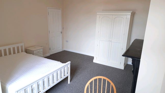 Large room with en-suite - Close to QE Hospital  Main Photo