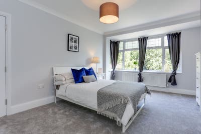 Big double room/ Hanger Lane Main Photo