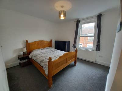 Double Room | Parking | M5 J28 | Bills Included Main Photo