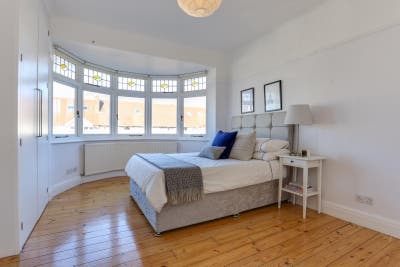 Two big double rooms / Hanger Lane Main Photo